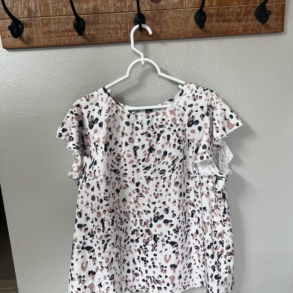 (4 for $20 Bundle✅)SHEIN White and Black Ruffled Flutter Sleeve Blouse